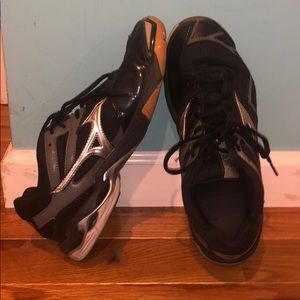 Women’s Mizuno Size 10 VOLLEYBALL SHOES!!!!